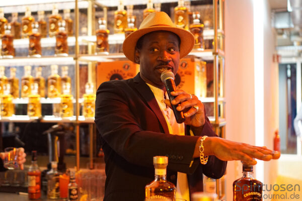 das Foto zeigt Ian Burrell in einer Bar