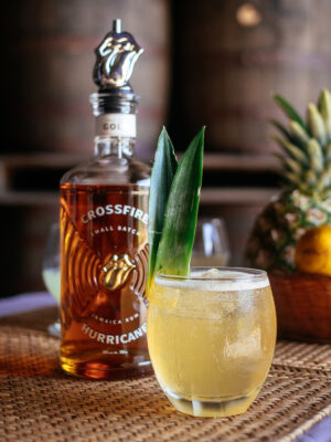 „Mai Tai“ der Drink „Mai Tai“ neben einer Flasche Crossfire Hurricane Gold