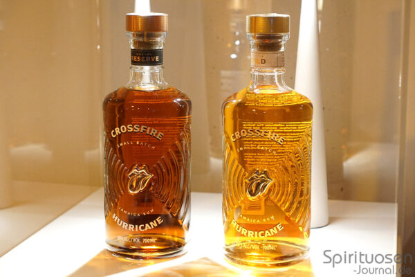 zwei Flaschen Crossfire Hurricane Rum in einer Vitrine