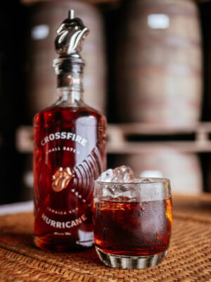 „Negroni“ der Drink „Negroni“ neben einer Flasche Crossfire Hurricane Reserve