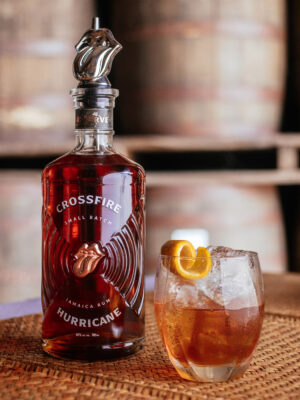 „Old Fashioned“ der Drink „Old Fashioned“ neben einer Flasche Crossfire Hurricane Reserve