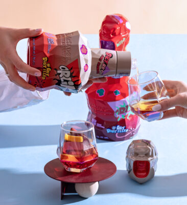 Dictador Game Changer der Rum aus einer Flasche Dictador Game Changer wird in eine Glas eingeschenkt