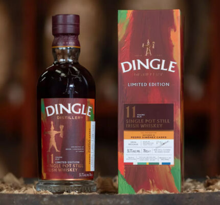 Dingle 11 Jahre Single Pot Still Pedro Ximénez Casks eine Flasche Dingle 11 Jahre Single Pot Still Pedro Ximénez Casks nebst Geschenkverpackung auf einem Holzfass