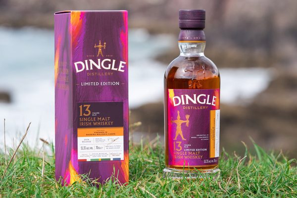 Dingle 13 Jahre Single Malt Madeira Malvasia Cask Finish eine Flasche Dingle 13 Jahre Single Malt Madeira Malvasia Cask Finish nebst Geschenkverpackung an einer Klippe