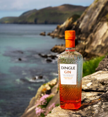 eine Flasche Dingle Gin Orange & Sea Salt steht an einer Klippe