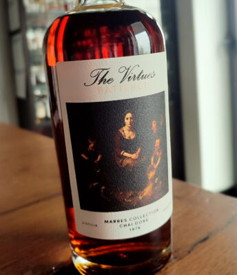 The Virtues Patience Marres Collection Chai Doré 1976 eine Flasche The Virtues Patience Marres Collection Chai Doré 1976 steht auf einem Holztisch