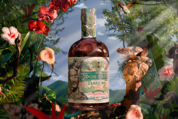 eine Flasche Don Papa Baroko, umgeben von Urwald