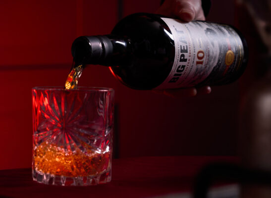Big Peat Winter Edition 2026 aus einer Flasche Big Peat Winter Edition 2026 wird in ein Glas eingeschenkt