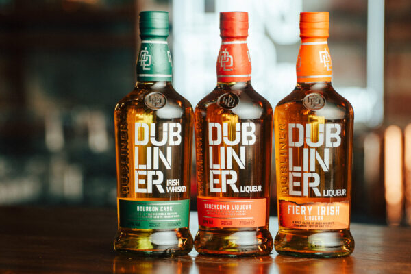 Dubliner Irish Whiskey drei Flaschen Dubliner Irish Whiskey auf einem Bartresen