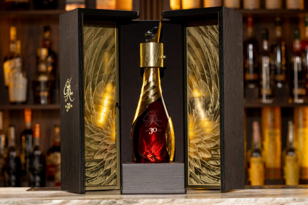 das Foto zeigt eine Flasche Eagle Rare 30 Jahre in einer Holzbox. Im Hintergrund diverse Whiskeys von Buffalo Trace