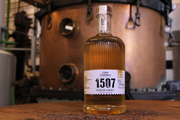 Echter Nordhäuser 1507 Edition No. 10 eine Flasche Echter Nordhäuser 1507 Edition No. 10 steht auf einem Tisch in einer Brennerei
