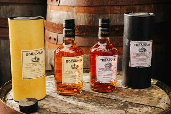Edradour Small Batch Releases das Foto zeigt zwei Flaschen auf einem Holzfass