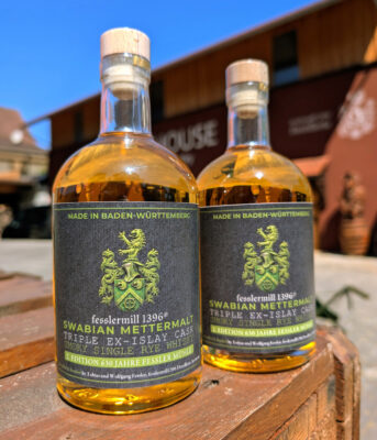zwei Flaschen fesslermill 1396 Mettermalt Smoky Single Rye 2. Edition 630 Jahre Fessler Mühle auf einem Holztisch im Freien