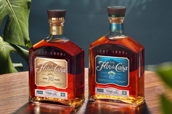 das Foto zeigt zwei Flaschen Flor de Caña Rum auf einem Tisch