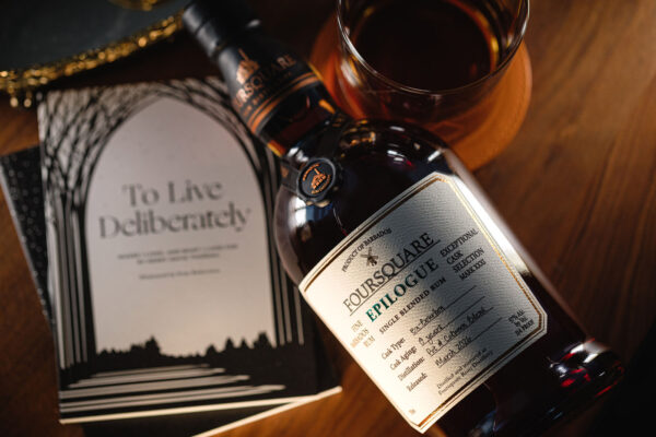 Foursquare Epilogue eine Flasche Foursquare Epilogue liegt auf einem Tisch. Daneben ein Glas