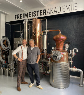 Nicolas Kröger und Theo Ligthart zwei Menschen stehen vor einer Brennanlage in einem Gebäude