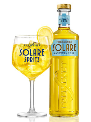 der Drink "Freixenet Solare Spritz Alkoholfrei" nebst Flasche