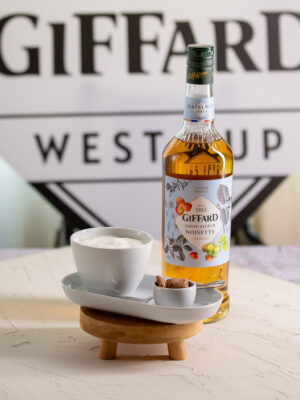 der Drink "Giff me a bit" nebst einer Flasche Giffard Haselnusssirup