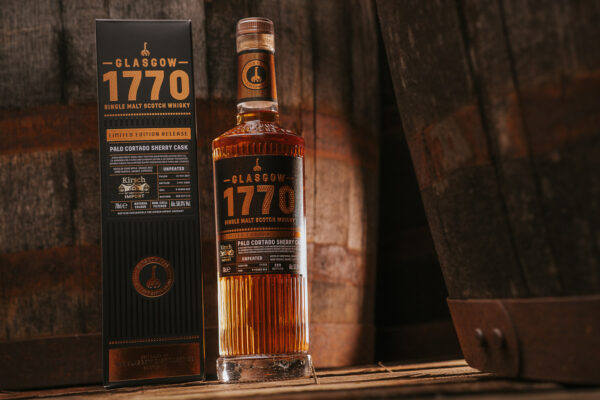 Glasgow 1770 9 Jahre Palo Cortado Sherry Cask eine Flasche Glasgow 1770 9 Jahre Palo Cortado Sherry Cask nebst Geschenkverpackung, umgeben von Holzfässern