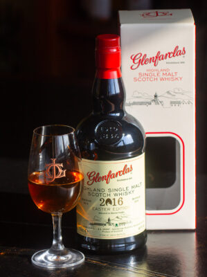 Glenfarclas Vintage 2016 Easter Edition eine Flasche Glenfarclas Vintage 2016 Easter Edition nebst Glas und Geschenkverpackung