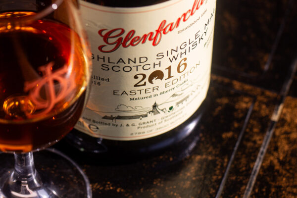 Glenfarclas Vintage 2016 Easter Edition eine Flasche Glenfarclas Vintage 2016 Easter Edition. Der Fokus liegt auf dem Etikett. Daneben steht ein Glas.