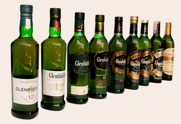 Glenfiddich Design das Foto zeigt das Flaschendesign von Glenfiddich im Laufe der Zeit