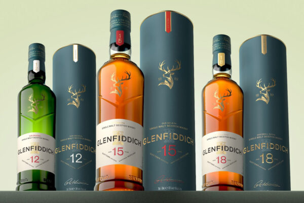 Glenfiddich Redesign das Foto zeigt drei Flaschen Glenfiddich Whisky plus Geschenkhüllen im neuen Design