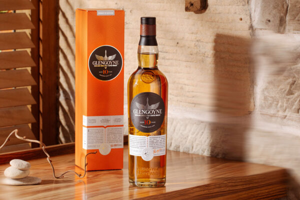 Glengoyne 10 Jahre eine Flasche Glengoyne 10 Jahre inklusive Geschenkverpackung auf einem Fensterbrett