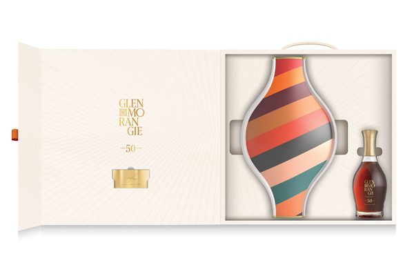 Glenmorangie 50 Jahre eine Flasche Glenmorangie 50 Jahre plus Keramik in einer Geschenkschatulle