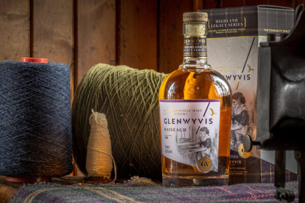 GlenWyvis Baineach eine Flasche GlenWyvis Baineach samt Geschenkverpackung, umgeben von Wolle