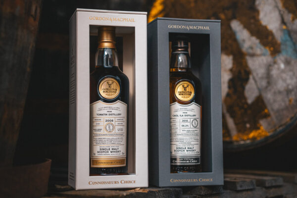 eine Flasche Gordon & MacPhail Tomatin 2008/2026 und eine Flasche Gordon & MacPhail Caol Ila 2010/2025, beide in Geschenkverpackungen