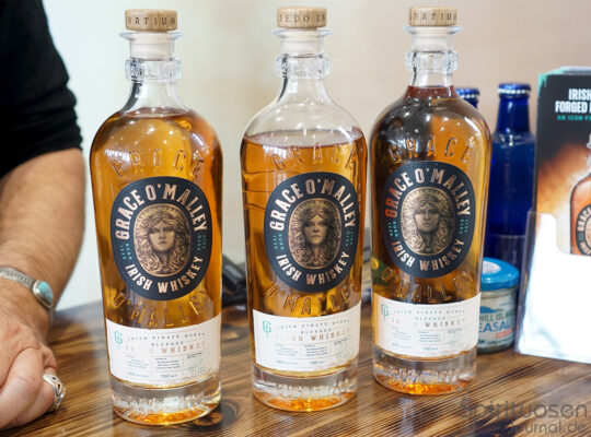 drei Flaschen Grace O‘Malley Irish Whiskey stehen auf einem Tresen
