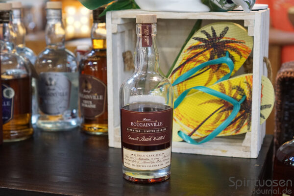 Bougainville Single Cask 7 Jahre eine Flasche Bougainville Single Cask 7 Jahre steht an einem Messestand