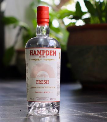 Hampden Estate Fresh eine Flasche Hampden Estate Fresh steht auf dem Boden, im Hintergrund Blumenkübel