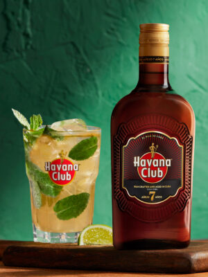 "Golden Mojito" der Drink "Golden Mojito" neben einer Flasche Havana Club Añejo 7 Jahre