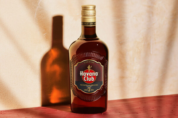 Havana Club Añejo 7 Jahre eine Flasche Havana Club Añejo 7 Jahre steht vor einer Wand