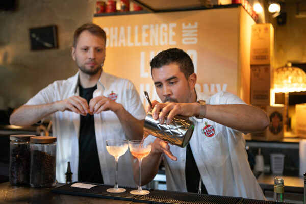 Csaba Schneider aus der „Hunky Dory Bar“ in Frankfurt am Main und Eric Bergmann von Drink Studio Csaba Schneider aus der „Hunky Dory Bar“ in Frankfurt am Main und Eric Bergmann von Drink Studio