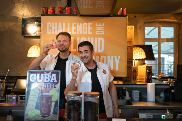 Csaba Schneider aus der „Hunky Dory Bar“ in Frankfurt am Main und Eric Bergmann von Drink Studio Csaba Schneider aus der „Hunky Dory Bar“ in Frankfurt am Main und Eric Bergmann von Drink Studio