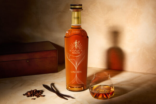 Havana Club Iconica Unión eine Flasche Havana Club Iconica Unión nebst Glas, Vanille, Kaffee und Zigarrenhumidor