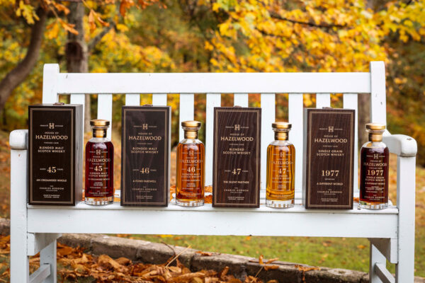 vier Flaschen Whisky auf einer Parkbank