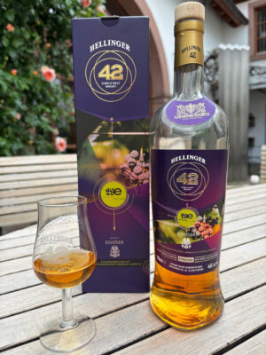 Hellinger 42 Deutsche Winzeredition VDP-Weingut Knipser eine Flasche Hellinger 42 Deutsche Winzeredition VDP-Weingut Knipser nebst Glas und Geschenkverpackung auf einem Gartentisch