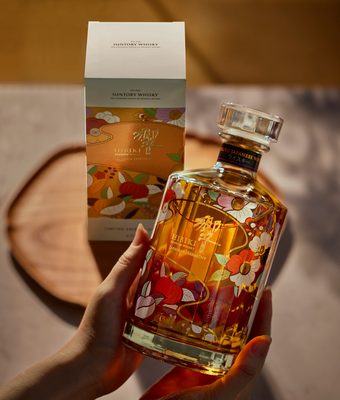 Hibiki Japanese Harmony Limited Edition Design 2026 jemand hält eine Flasche Hibiki Japanese Harmony Limited Edition Design 2026 in den Händen