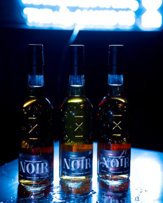 Holyrood The Noir Trilogie das Foto zeigt die Holyrood The Noir Trilogie auf einem Tisch in grellem Licht