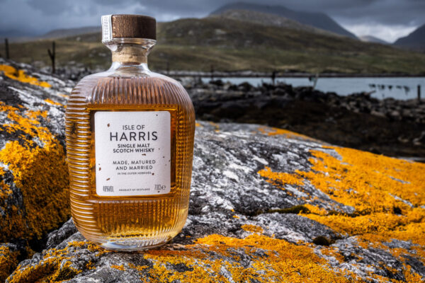 Isle of Harris Single Malt eine Flasche Isle of Harris Single Malt auf Felsen an der Küste