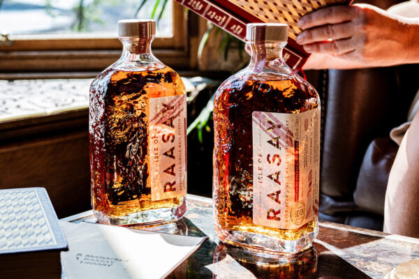 Isle of Raasay Na Sia Single Cask Series zwei Flaschen Whisky stehen auf einem Tisch