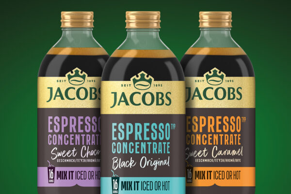 Jacobs Espresso Concentrate drei Flaschen Jacobs Espresso Concentrate vor grünem Grund