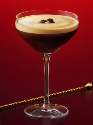 Espresso Martini der Drink "Espresso Martini" vor rotem Grund