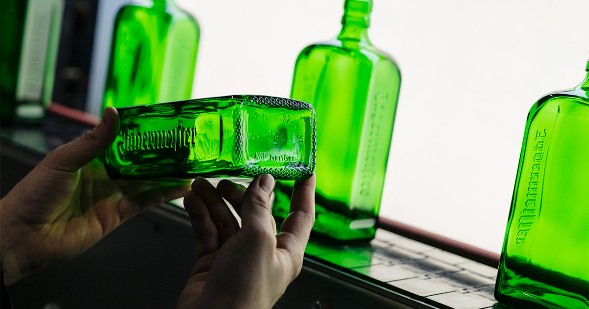 Emissionseinsparung: Mast-Jägermeister stellt umweltfreundlichere Flasche vor
