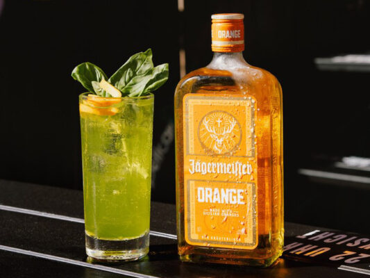 der Drink "Jägermeister Orange Basil" nebst einer Flasche Jägermeister Orange