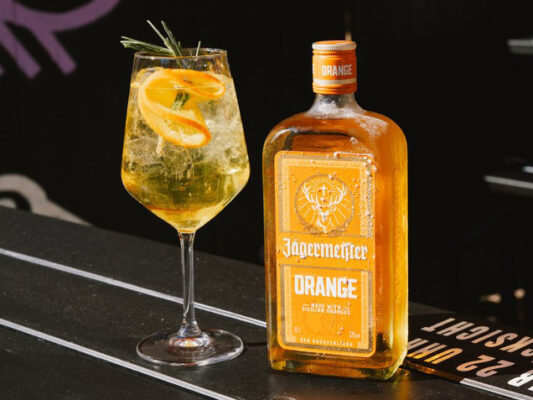 der Drink "One Night in Sicily" nebst einer Flasche Jägermeister Orange